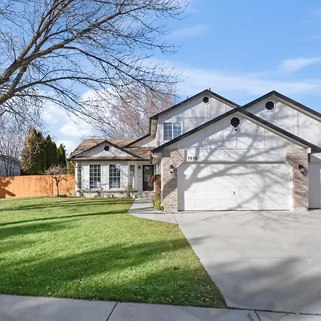 Large 5Br Stay Fire Pit, Roaring Springs, Village